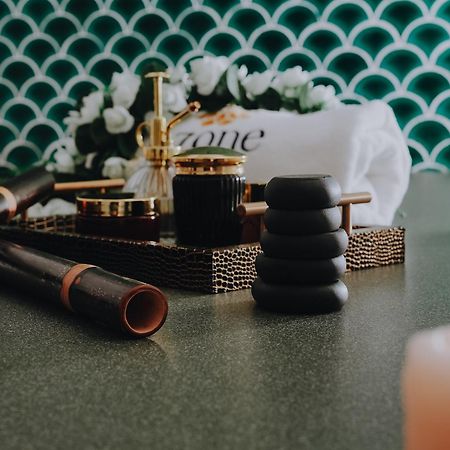 Doubletree By Hilton Fujairah City Экстерьер фото A collection of makeup products
